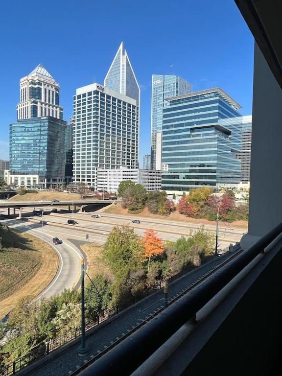 Spacious 2 Bedroom 2 Bathroom Apartment With Balcony In Uptown Charlotte! City Views & Free Parking! 외부 사진