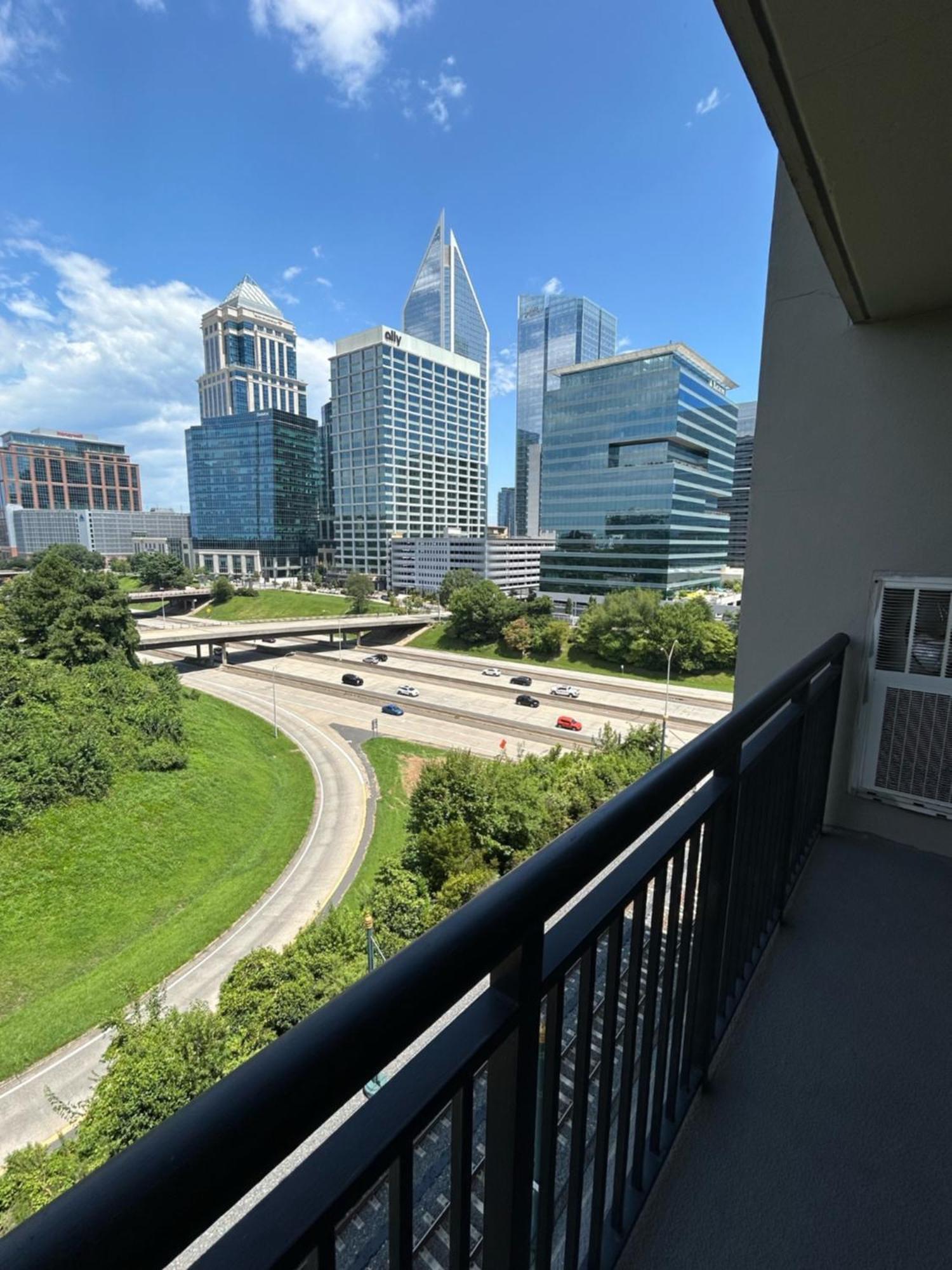 Spacious 2 Bedroom 2 Bathroom Apartment With Balcony In Uptown Charlotte! City Views & Free Parking! 외부 사진