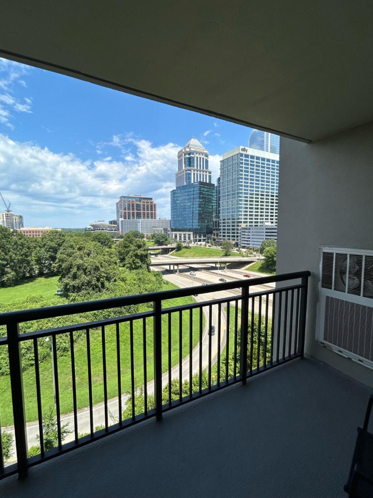 Spacious 2 Bedroom 2 Bathroom Apartment With Balcony In Uptown Charlotte! City Views & Free Parking! 외부 사진
